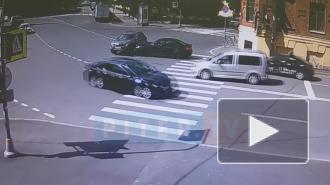 Два седана столкнулись и создали пробку на Новгородской улице
