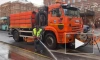 Дорожники проводят влажную уборку в Петербурге