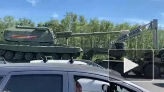 Водителям приходится стоять в пробке у Кудрово из-за перевозки военной техники