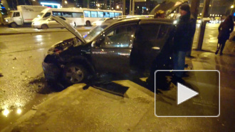 Видео: на Петергофском шоссе возле "Жемчужной плазы" столкнулись два автомобиля
