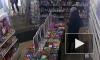 Видео: женщина забрала с собой чужой телефон, оставленный в книжном магазине на улице Пестеля