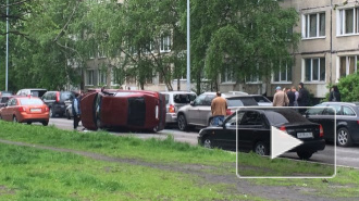 Петербурженка в красном Suzuki устроила страшное ДТП на Ветеранов, перевернув машину с ребенком в салоне