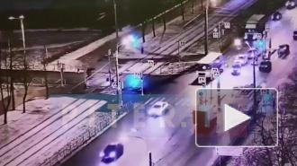 Авария на перекрестке Здоровцева и Ветеранов остановила движение трамваев в обе стороны