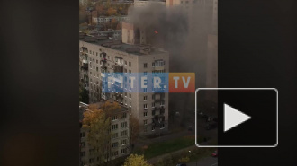 Видео: На Пулковской улице загорелась квартира  