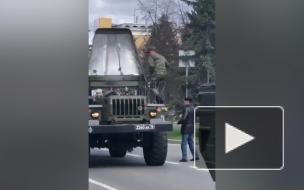 Во время парада в Кемерово загорелся военный грузовик