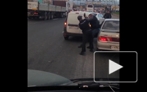 В Сети появилось видео драки не поделивших дорогу водителей в Купчино