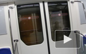 Пассажиры петербургского метро с трудом выбрались из новых вагонов "НеВа" 