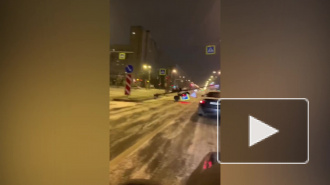 На Демьяна Бедного снегоуборочная техника сбила светофор