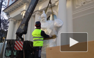 Видео: рабочие установили скульптуры воинов на павильон Аничкова дворца