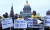 Законодательное Собрание Петербурга пикетируют эсеры