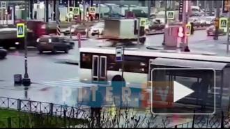 Видео: ДТП на перекрестке Индустриального и Ириновского проспектов 