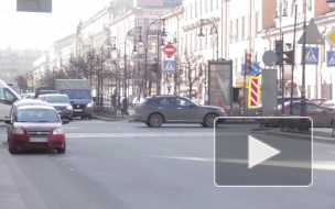 Неожиданно пустые дороги в будний день обрадовали водителей Петербурга