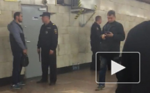 В подземке Петербурга полицейские активно проверяют документы у граждан