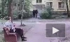 Видео: на Пролетарской улице двое парней избили мужчину