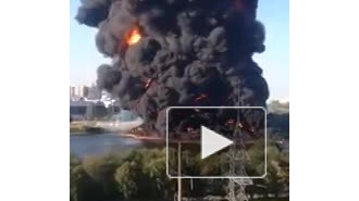 На видео попал пожар на Москве-реке, москвичей шокирует черный дым