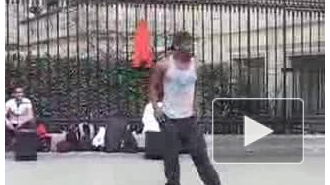 Уличный танцор в Париже