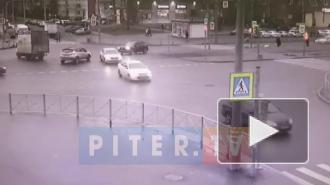 На перекрестке Проспекта Просвещения и улицы Ивана Фомина столкнулись две иномарки