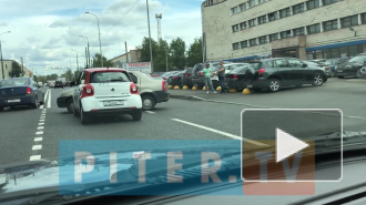 Видео: на улице Седова столкнулись автомобили You Drive и "Рено Логан"