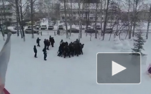 Очевидцы сняли, как "росгвардейцы" учатся разгонять митинги на школьниках. В ведомстве прокомментировали запись
