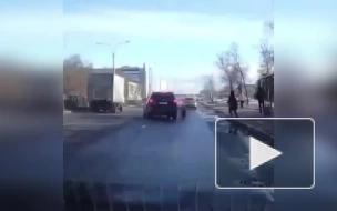 В Петербурге водитель чуть не задавил ребенка, выбежавшего на дорогу