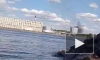 Петербуржцы сняли на видео клубы черного дыма рядом с Октябрьской набережной