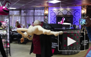 Стас Барецкий зубами разорвал резиновую женщину