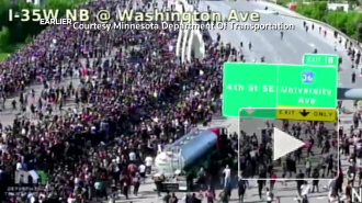 В Миннеаполисе грузовик въехал в толпу бунтующих