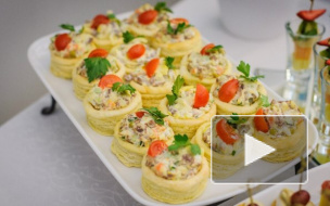 Cалаты на Новый год 2015: выбор россиян в год козы пал на "Мимозу", "Цезарь с курицей", салат с креветками