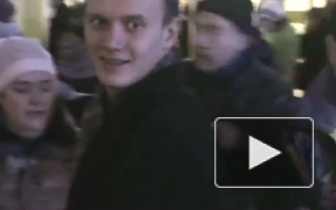 Раздача ленточек и значков за неучастие в выборах 