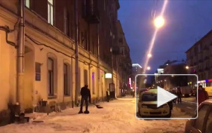 У метро "Выборгская" куски льда летят с крыши из-за дворников
