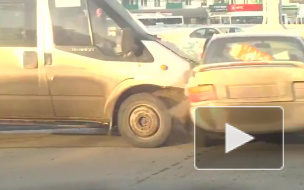 Видео из Уфы: микроавтобус протаранил две легковушки