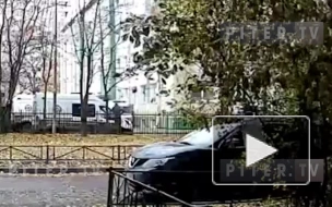 Появилось видео, как мужчина подбросил пакет с гранатой на территорию поликлиники