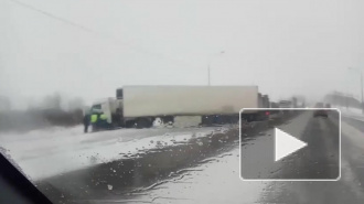 На трассе Москва-Петербург огромная пробка из-за ДТП с грузовиками