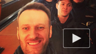 Алексей Навальный, задержанный в московском метро, обсудил с полицейскими цены на бананы