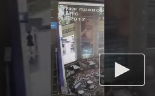 Падение малыша с 3го этажа ТЦ в Грозном попало на видео