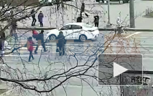 Видео: машина сбила человека на "зеленом" сигнале светофора на Науки