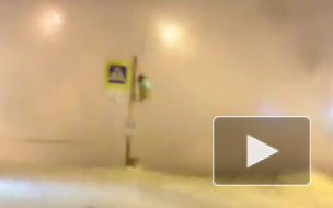 Ночью на Космонавтов прорвало трубу с горячей водой