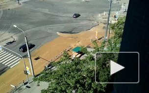 Видео: перекресток Перекрёсток Авиаконструкторов и Илюшина затопило грязью