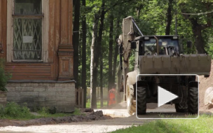 В Приморском районе сносят здание бывшей столовой