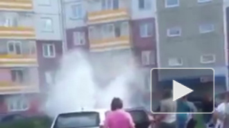В Красноярске загорелась машина с двумя маленькими детьми внутри