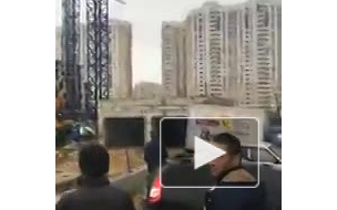 Появилось видео с места падения крана в Химках