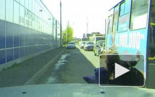 Видео-конфуз: на Кубани девушка выпала из движущейся маршрутки