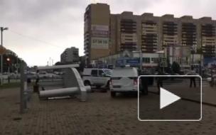 В Майкопе упавшая из-за ветра остановка убила женщину