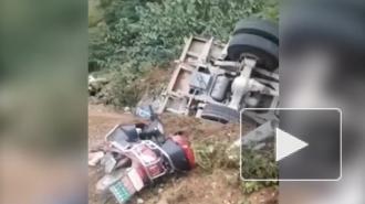 В Китае грузовик перевернулся на дороге и задавил группу людей