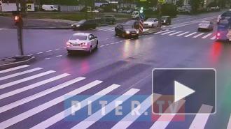 ДТП на перекрестке Комендантского и Шаврова мешает движению машин