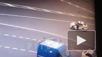 Пранкера, который пробежался по полицейской машине, арестовали на пять суток