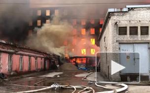 На борьбу с огнем в "Невской мануфактуре" прилетел вертолет