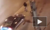 Видео: под Володарским мостом мужчина открыл огонь по автомобилю: есть пострадавшие