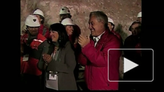 Чилийский президент подарил британской королеве камень из шахты.   