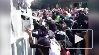 В Мехико феминистки напали на полицейских во время марша против насилия